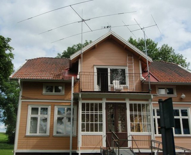Amatörradioantenner på ett hustak i Falköping